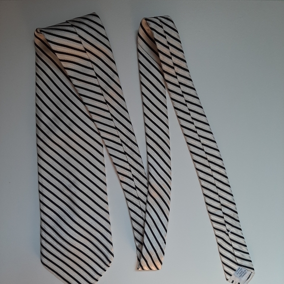 Dion black and off white tie. - Picture 4 of 4